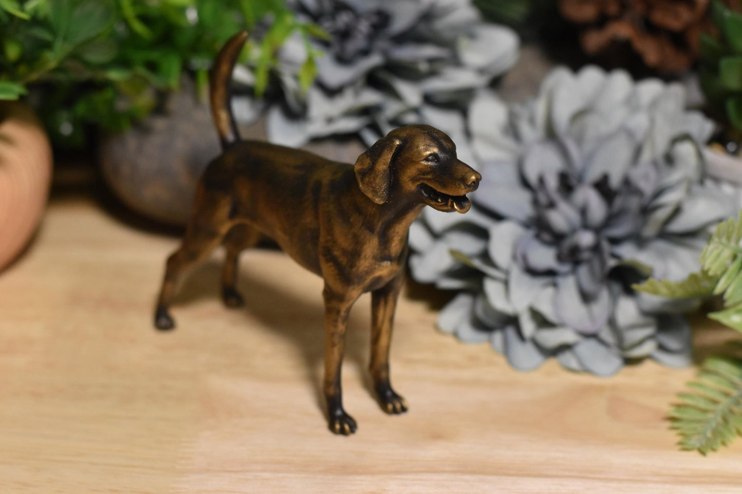 Right angled view of a black and gold American Foxhound standing statue, emphasizing the breed’s sleek form